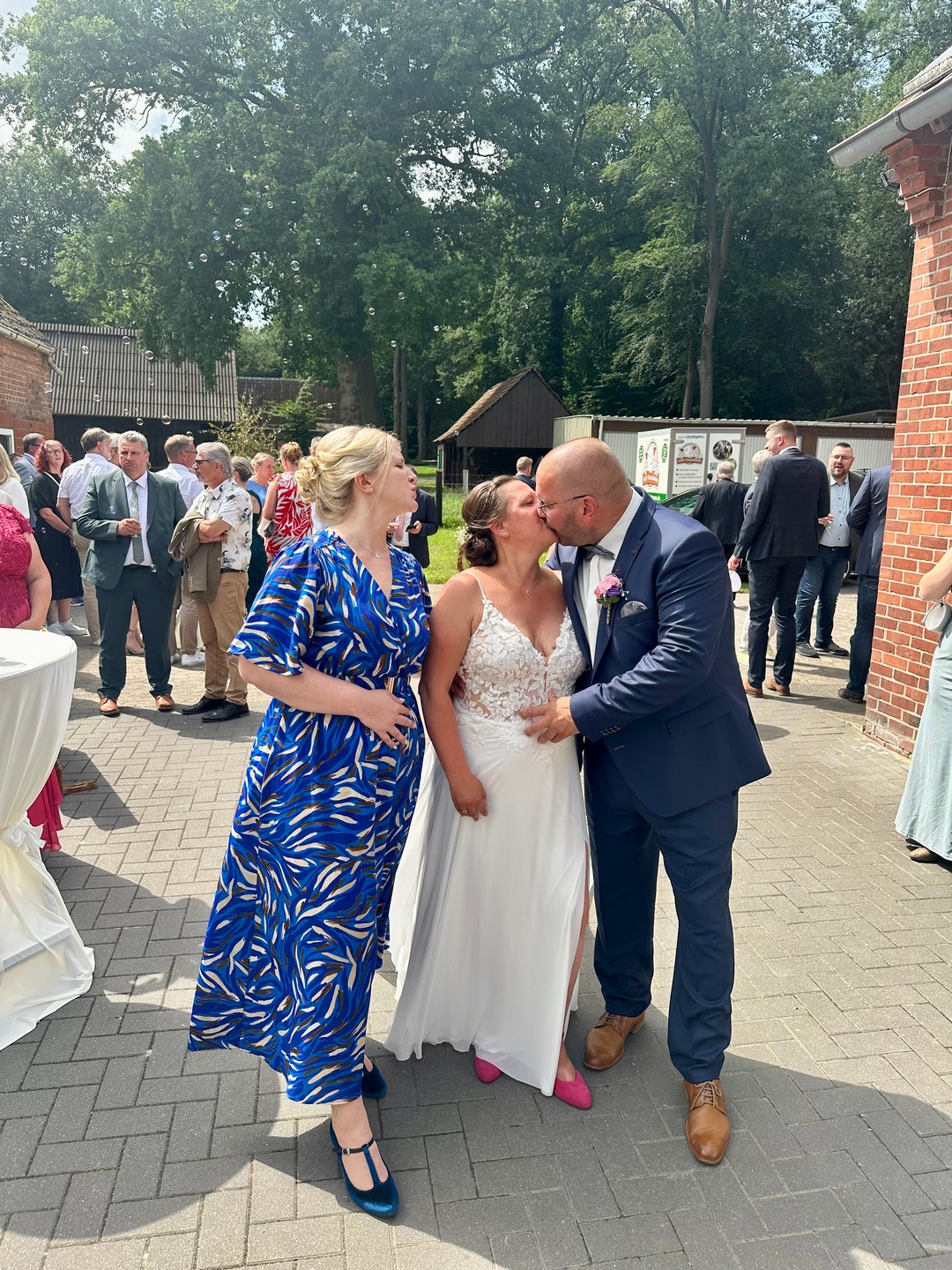 Hochzeitskuss bei einer Freien Trauung in Schwanewede